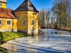 Schloss mit zugefrorenem Teich