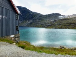 Norwegische Hütte am See