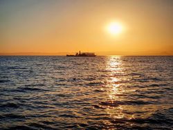 Boot vorm Sonnenuntergang