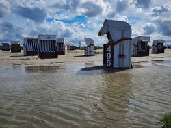 Strandkörbe bei Hochwasser