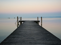 Steg vor Sonnenaufgang